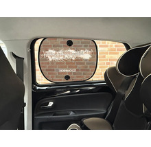 Pare-soleil de voiture avec Hornbach Logo et texte Yippiejajayippieyippieyeah, fixé par ventouses sur une vitre latérale.