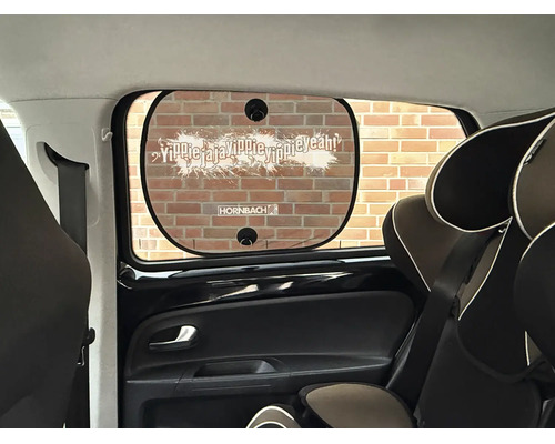Pare-soleil de voiture avec Hornbach Logo et texte Yippiejajayippieyippieyeah, fixé par ventouses sur une vitre latérale.