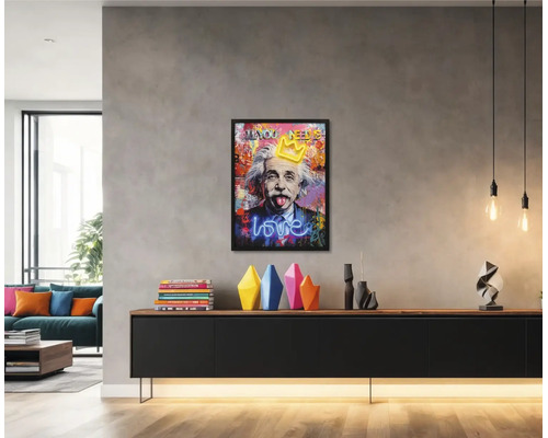 Salon moderne et lumineux avec un tableau pop art encadré d Albert Einstein au-dessus d un buffet noir avec des vases colorés.