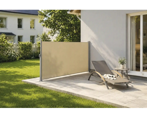 Store latéral moderne en tissu servant de brise-vue et de pare-vent sur une terrasse en pierre avec chaise longue et gazon.