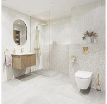 Modernes, helles Badezimmer mat Holz-Waschtisch, ovalem Spigel, Glasdusche a wandhängetem WC. Goldfaarveg Armaturen an Terrazzo-Fliesen.