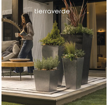 Tierraverde Logo. Vier graue, konische Pflanzkübel in verschiedenen Größen auf einer modern gestalteten Terrasse mit Außenmöbeln und Bepflanzung.
