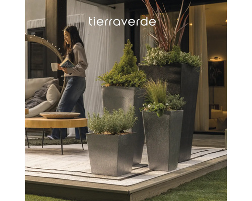 Tierraverde Logo. Vier graue, konische Pflanzkübel in verschiedenen Größen auf einer modern gestalteten Terrasse mit Außenmöbeln und Bepflanzung.