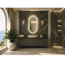 Salle de bain de luxe avec mur en marbre vert foncé, miroir LED ovale, meuble sous-vasque vert, vasque à poser blanche et douche à l'italienne.