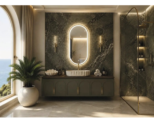 Salle de bain de luxe avec mur en marbre vert foncé, miroir LED ovale, meuble sous-vasque vert, vasque à poser blanche et douche à l'italienne.
