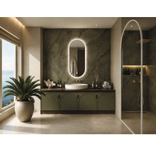 Salle de bains moderne avec meuble vert olive, vasque à poser blanche, miroir ovale rétroéclairé, mur en marbre et douche à l'italienne.