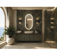 Salle de bains moderne avec mur en marbre vert, miroir LED ovale, meuble sous-vasque vert, vasque à poser et douche à l'italienne aux accents dorés.