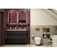 Salle de bains moderne avec meuble double vasque en bois, deux miroirs cintrés rétroéclairés, WC suspendu et carrelage aspect pierre.