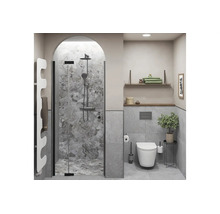 Salle de bain moderne avec douche à l'arc, carrelage en pierre naturelle grise, système de douche noir, WC suspendu et radiateur design blanc.