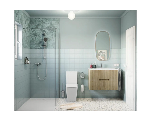 Modernes, helles Badezimmer mit ebenerdiger Dusche, weißer Toilette, hölzernem Waschtischunterschrank und ovalem Spiegel.