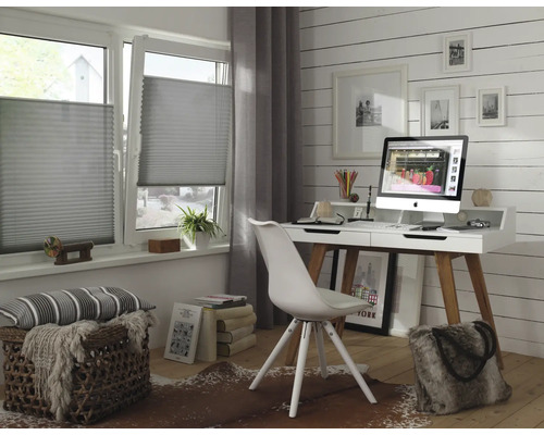 Modernes Arbeitszimmer mit grauen Plissees an den Fenstern, weißem Schreibtisch, hellem Holzfußboden und Wandverkleidung.