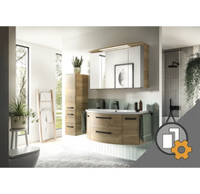 Ensemble de meubles de salle de bains moderne en aspect chêne avec meuble sous-vasque courbé, lavabo blanc, armoire de toilette et armoire haute.