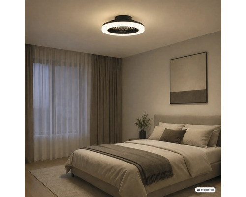 Ventilateur de plafond LED moderne avec anneau lumineux dans une chambre à coucher lumineuse avec lit double et rideaux.