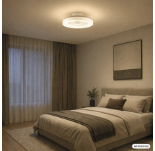 Chambre à coucher moderne avec un ventilateur de plafond LED rond, un lit double aux tons terreux, des rideaux et un tableau abstrait.