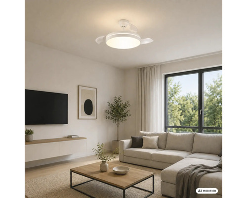 Salon moderne et lumineux avec ventilateur de plafond blanc et LED au-dessus d'un canapé beige et d'une table basse en bois.