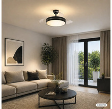 Salon moderne avec ventilateur de plafond noir avec éclairage LED et pales rétractables, canapé clair, table basse et accès au balcon.
