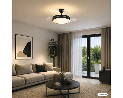 Salon moderne avec ventilateur de plafond noir avec éclairage LED et pales rétractables, canapé clair, table basse et accès au balcon.