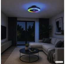 Salon moderne de nuit avec un ventilateur de plafond doté d'un éclairage LED et d'un effet de changement de couleur RVB.