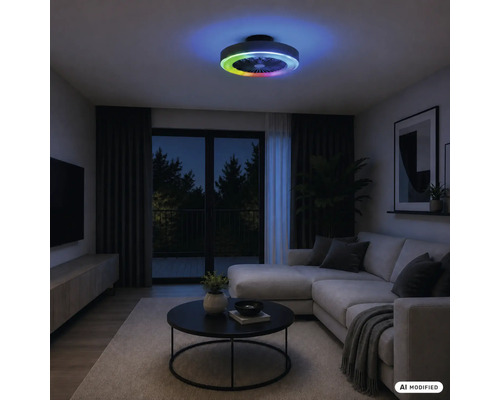 Salon moderne de nuit avec un ventilateur de plafond doté d'un éclairage LED et d'un effet de changement de couleur RVB.