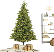 Künstlicher Weihnachtsbaum mit warmweißer LED-Beleuchtung, Geschenken und einem modernen Metallregal mit Weihnachtsdekoration auf einem Teppich.