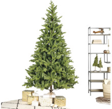 Künstlicher Weihnachtsbaum an engem helle Raum mat agewéckelte Cadeauen, engem modernen Metallregal an engem Teppech mat Muster.