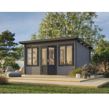 Abri de jardin moderne en bois gris avec toit en appentis, grandes fenêtres vitrées et double porte sur une terrasse en bois dans un jardin organisé.