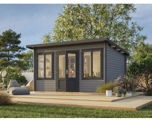 Abri de jardin moderne en bois gris avec toit en appentis, grandes fenêtres vitrées et double porte sur une terrasse en bois dans un jardin organisé.