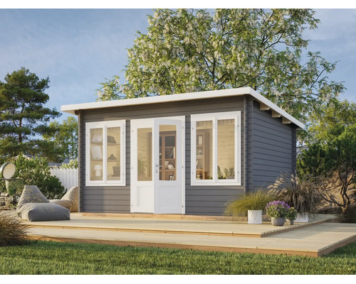 Modernes Gartenhaus aus Holz in Grau mit weißer Doppeltür und Fenstern auf einer Holzterrasse in einem Garten mit Bäumen und Rasen.
