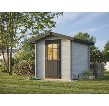 Abri de jardin gris en bois avec toit à deux pans et porte simple munie d'une fenêtre à croisillons dans un jardin clair.