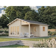 Abri de jardin en bois clair avec toit à deux pans, double porte vitrée et terrasse couverte intégrée dans un jardin.