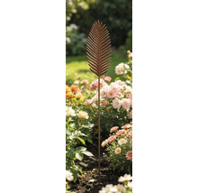 Gartenstecker aus Metall in Form eines Palmenblatts, platziert in einem Beet mit blühenden Rosen und Margeriten.