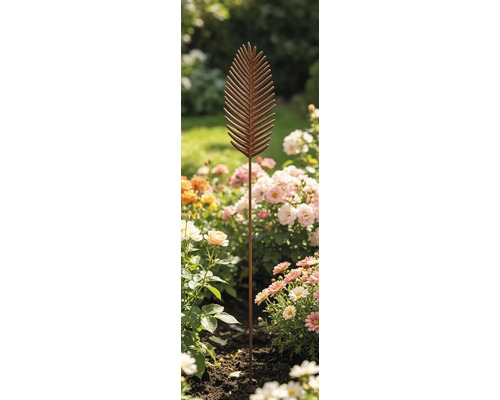 Gartenstecker aus Metall in Form eines Palmenblatts, platziert in einem Beet mit blühenden Rosen und Margeriten.