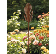 Tuteur de jardin en métal en forme de feuille, placé dans un parterre de fleurs fleuri avec diverses roses et dahlias.