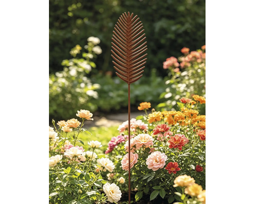Tuteur de jardin en métal en forme de feuille, placé dans un parterre de fleurs fleuri avec diverses roses et dahlias.