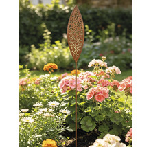 Gartenstecker aus Metall mit Edelrost-Optik in Blattform mit Lochmuster, platziert in einem bunten Blumenbeet mit Geranien und Margeriten.