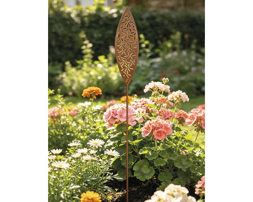 Gartenstecker aus Metall mit Edelrost-Optik in Blattform mit Lochmuster, platziert in einem bunten Blumenbeet mit Geranien und Margeriten.