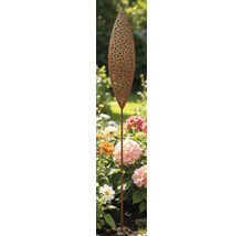 Piquet de jardin décoratif en métal aspect rouille avec embout en forme de feuille et motif floral dans un parterre de fleurs.