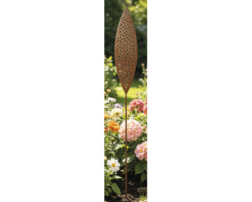 Piquet de jardin décoratif en métal aspect rouille avec embout en forme de feuille et motif floral dans un parterre de fleurs.