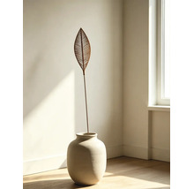 Piquet de jardin décoratif en métal en forme de feuille avec aspect rouille, placé dans un vase en céramique.