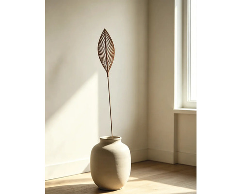 Piquet de jardin décoratif en métal en forme de feuille avec aspect rouille, placé dans un vase en céramique.