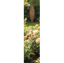 Piquet de jardin en métal en forme de feuille avec motif décoratif ajouré dans un parterre de roses.