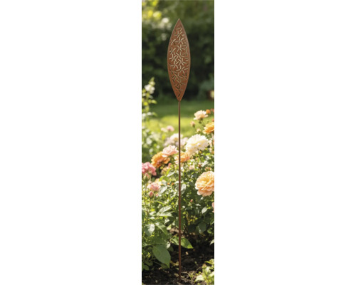Piquet de jardin en métal en forme de feuille avec motif décoratif ajouré dans un parterre de roses.