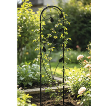 Schwarze Rankhilfe aus Metall mit dekorativen Blättern und Schnörkeln für Kletterpflanzen in einem Gartenbeet.