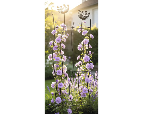 Treillis décoratif en métal avec des motifs de fleurs au sommet, couvert de plantes grimpantes dans un jardin ensoleillé.