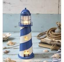 Lanterne phare maritime en métal à rayures bleues et blanches, décorée dans une scène lumineuse avec coquillages, corde et bois flotté sur bois.