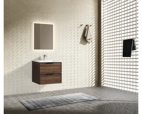 Meuble de salle de bain suspendu aspect bois avec lavabo blanc, robinetterie et miroir mural rétroéclairé dans une pièce au style épuré.