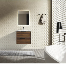 Salle de bain moderne et lumineuse avec un meuble sous-vasque suspendu aspect bois, un miroir rétroéclairé et une baignoire îlot.