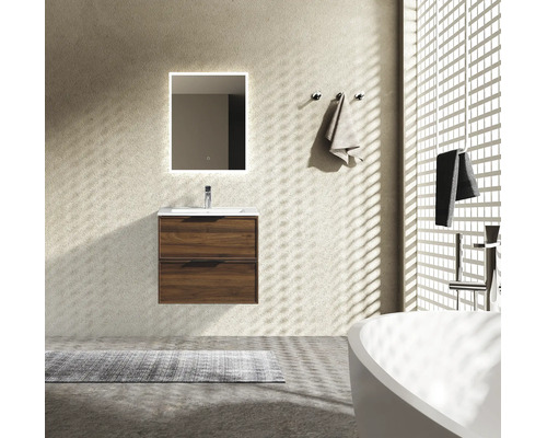 Salle de bain moderne et lumineuse avec un meuble sous-vasque suspendu aspect bois, un miroir rétroéclairé et une baignoire îlot.