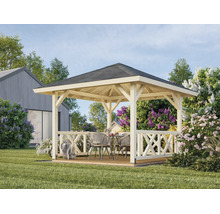 Pavillon de jardin en bois avec toit en croupe et garde-corps décoratifs dans un jardin fleuri avec coin salon.