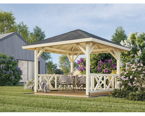 Pavillon de jardin en bois avec toit en croupe et garde-corps décoratifs dans un jardin fleuri avec coin salon.